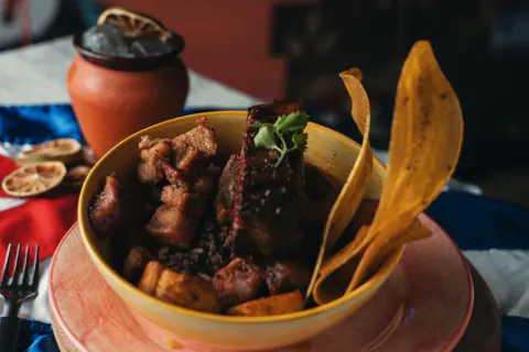 Arroz del puerco con lenguas de plátano