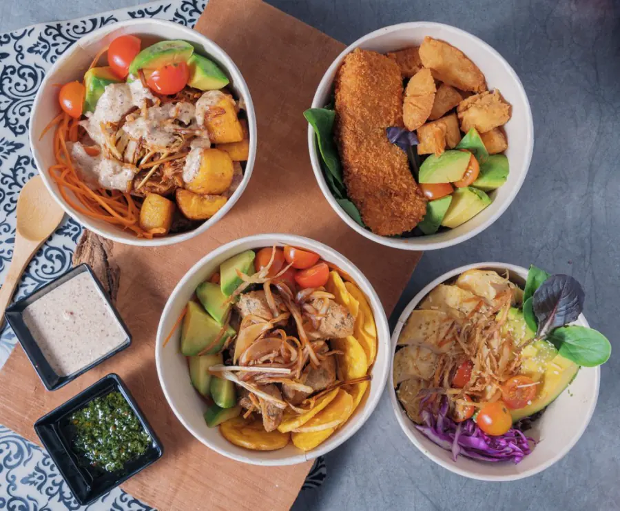 Cuatro cajitas bowls con distintas proteínas y salsas de la casa
