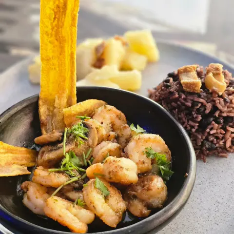 Camarones con arroz moro, yuca y plátano