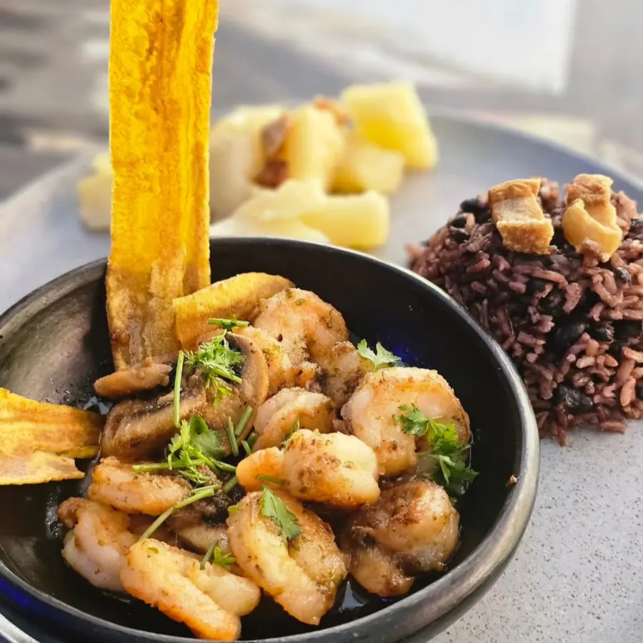 Camarones con arroz moro, yuca y lenguas de plátano