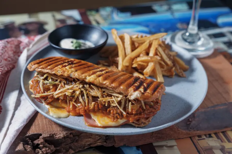Sánduche cubano de ropa vieja con papas